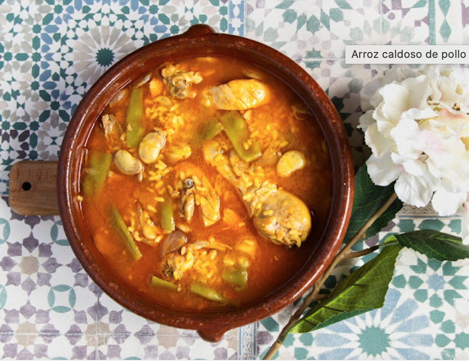 Ensalada de pimientos asados atún y huevo con arroz caldoso de pollo y conejo